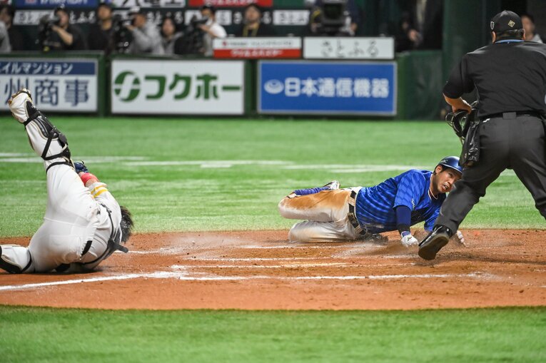 日本シリーズ第4戦、桑原将志はオースティンの安打でホームを狙うもタッチアウト　©︎Nanae Suzuki