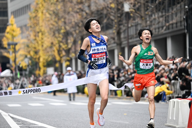 神奈川大と競り合いながらシード権をつかみとった佐々木。じつはここでも神奈川大の選手と併走し、お互いに声をかけ合っていた　©Nanae Suzuki