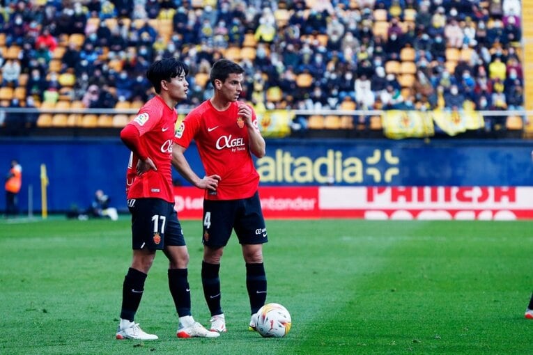 久保建英がエメリ戦術にハメられた？ “代表前の古巣ビジャレアル戦”撮影カメラマンが見た苦闘の要因〈少年ファンはユニをおねだり〉(27)