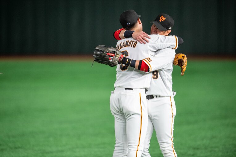 引退する亀井と熱く抱き合う坂本　©Nanae Suzuki