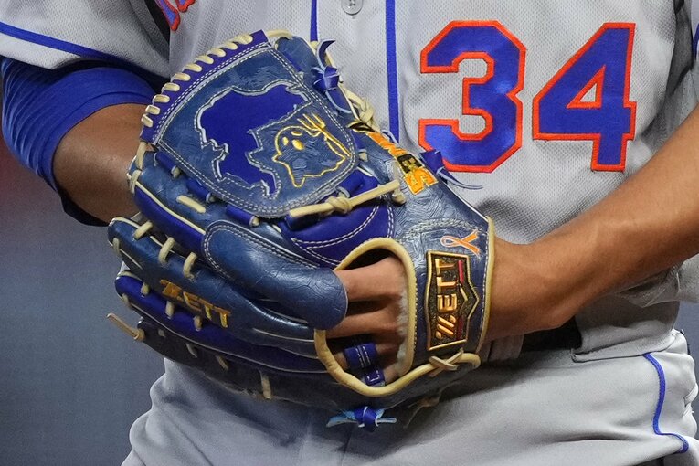 千賀のグローブに刺繍された「お化けフォーク」©︎Getty Images