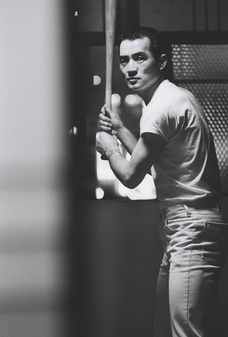 遠征先、旅館の和室でスイングの練習をする（1970年、当時34歳）　©BUNGEISHUNJU