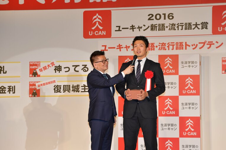 2試合連続のサヨナラ本塁打を放った鈴木誠也に対して緒方孝市監督（当時）が「神ってる」と発言したことから、流行語大賞に選ばれた（2016年）©︎Hideki Sugiyama