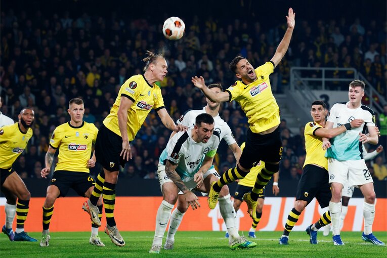 激しい空中戦　©Daisuke Nakashima