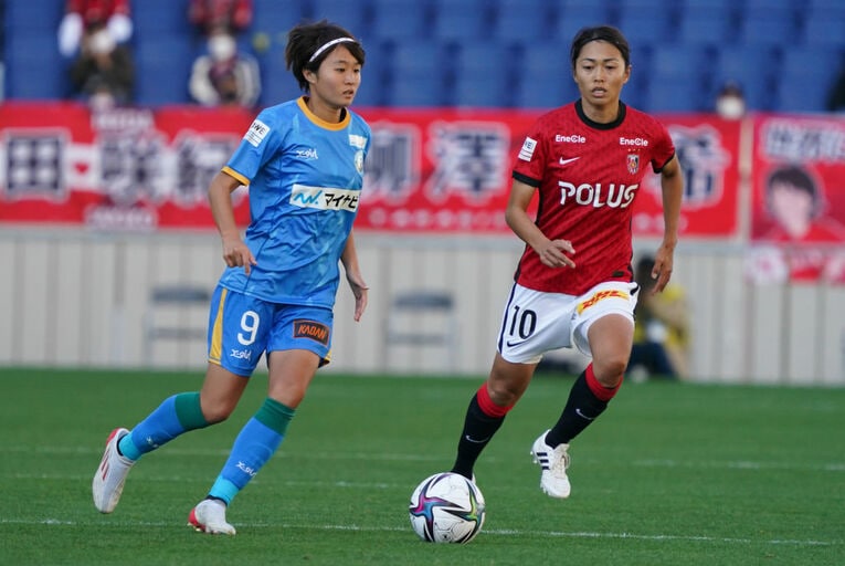 2021年、マイナビ仙台で安藤梢とマッチアップ　©Getty Images
