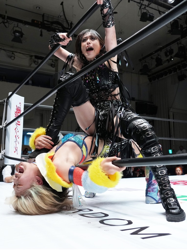 羽南を踏みつける上谷沙弥　©Essei Hara