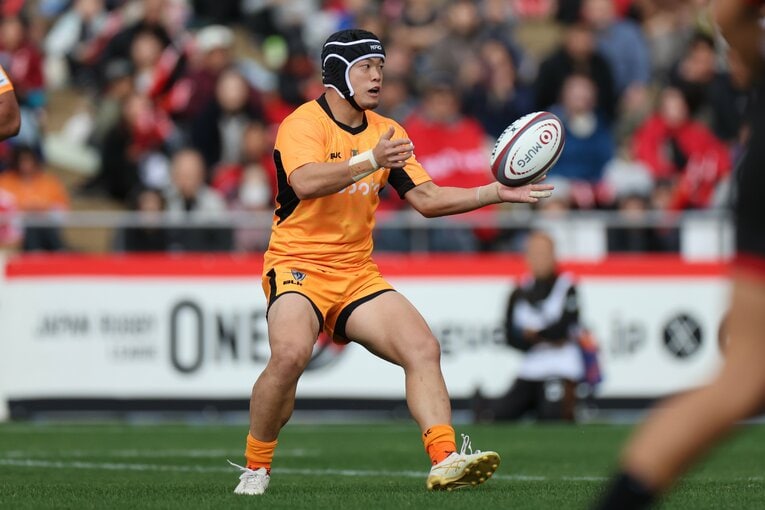 WTB 根塚洸雅／クボタスピアーズ船橋・東京ベイ「木田晴斗との両翼は“何かやってくれそう”な雰囲気が漂う。受け身ではなく積極的にゲームに絡む姿勢がいい」©︎JRLO