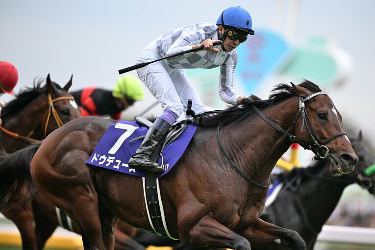 すさまじいスピードでゴール板を駆け抜けたドウデュース（7枚目／全7枚）©Keiji Ishikawa
