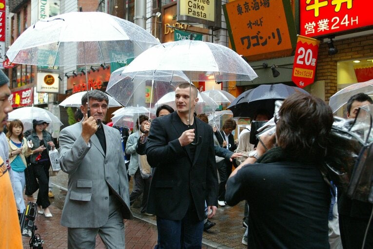 楽しげに渋谷を散策するミルコ　©Susumu Nagao