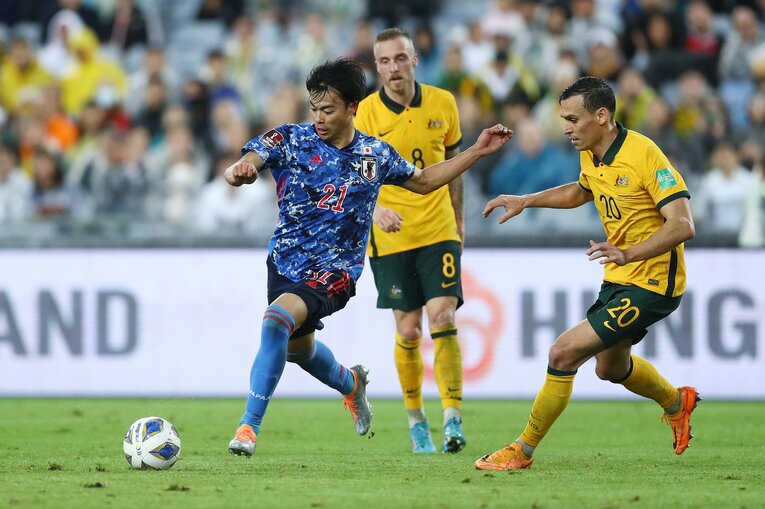 ダメ押し弾となった2点目、三笘薫の左サイドからカットインしてシュートを放つ　©Getty Images