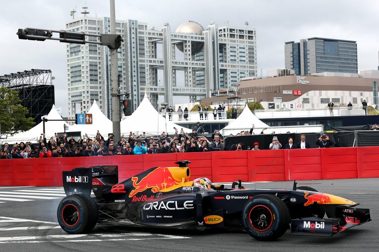 東京・お台場で行われたデモランイベントでマックスターンを披露する角田　©Getty Images / Red Bull Content Pool