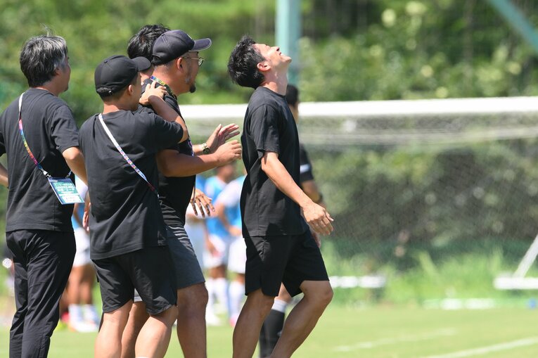 優勝を決め、天を仰ぐ玉田圭司監督　©︎JFA/AFLO