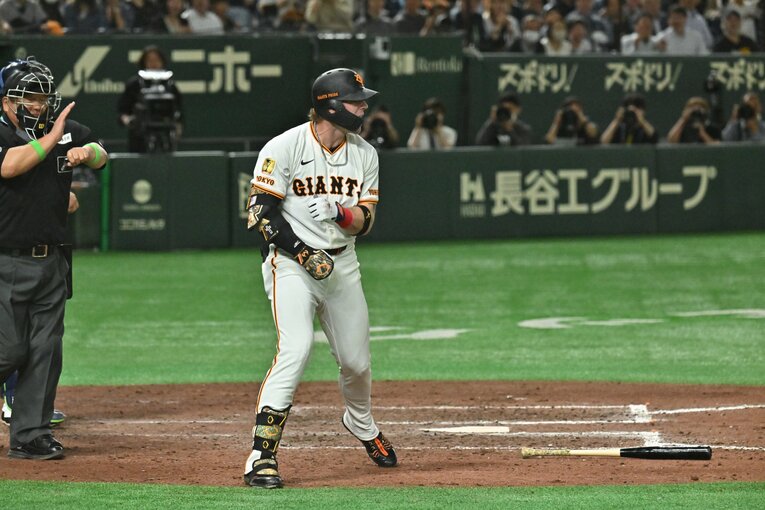 キャベッジ、田口からの死球で激怒の瞬間（全4枚中の④枚目）　©Hideki Sugiyama