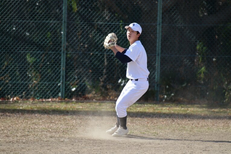 気持ちの入った捕球を見せる水戸三・真田遼路選手　©Yuki Kashimoto