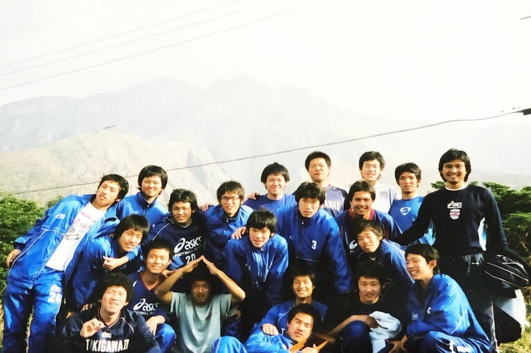 2004年最後の選手権前の桜島合宿での様子。岡崎は（中央下）負傷し松葉杖、後列中央に森島、清水（白シャツ）、左から二番目が木島 （提供：荒川友康氏）