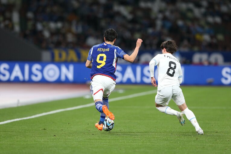 三笘薫のドリブル　©︎Yasushi Kuwahara/JMPA