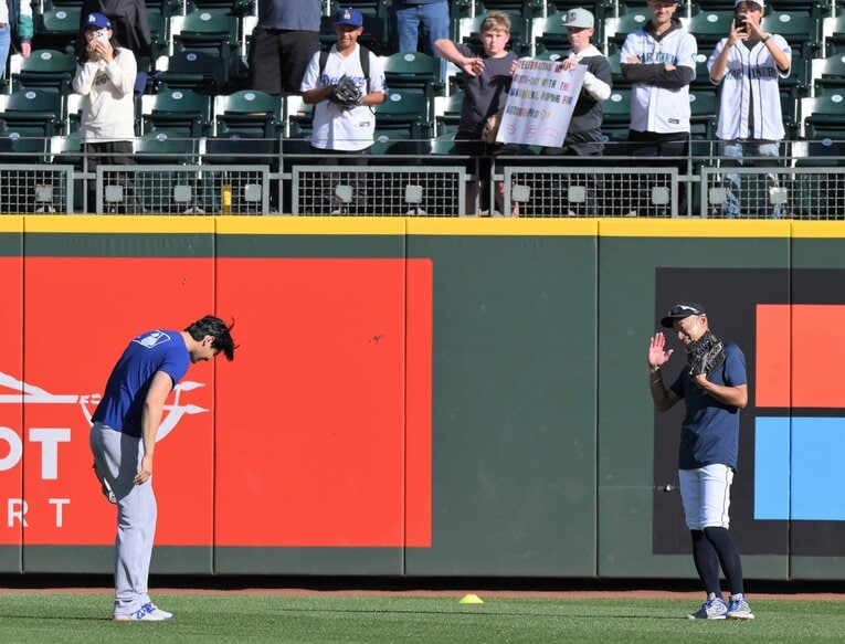 大谷翔平の礼儀正しいお辞儀挨拶に、イチローもニッコリ…写真はまだまだ続きます　©JIJI PRESS