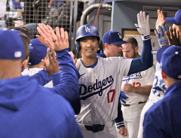 松井秀喜に並ぶホームラン後の大谷…ベンチでニコニコ　©JIJI PRESS