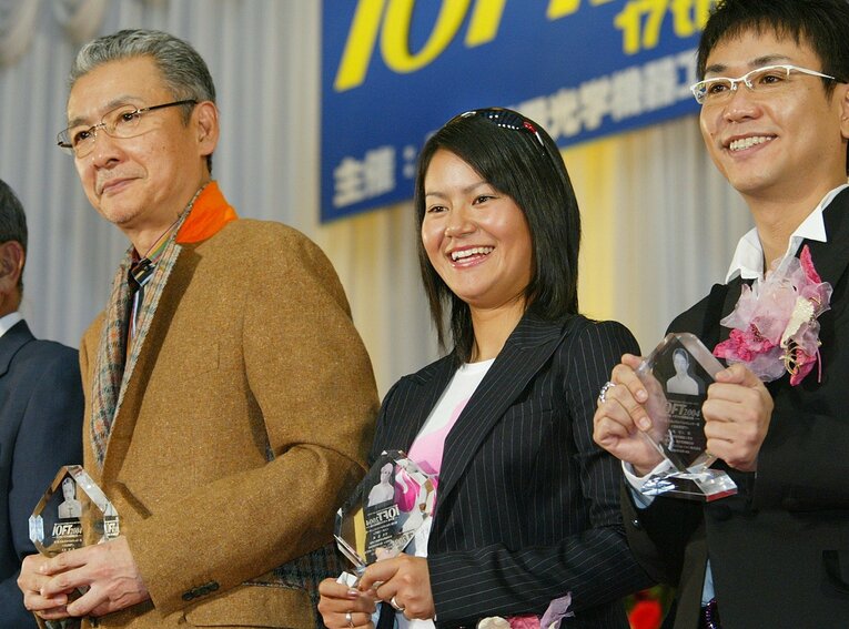 「日本メガネベストドレッサー賞」で司会を務めた久米宏さん。受賞した女子プロゴルファーの宮里藍さん、俳優の八嶋智人さんらと（2004年10月）©︎JIJI PRESS