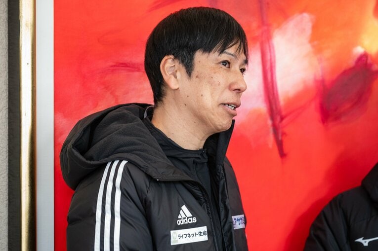 誤算が重なり首をかしげる国学院大の前田監督　©Nanae Suzuki