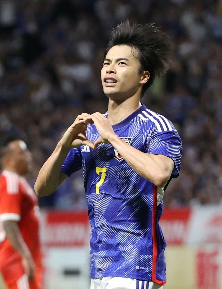 ペルー戦、ゴールを決めてハートマークポーズの三笘　©JIJI PRESS