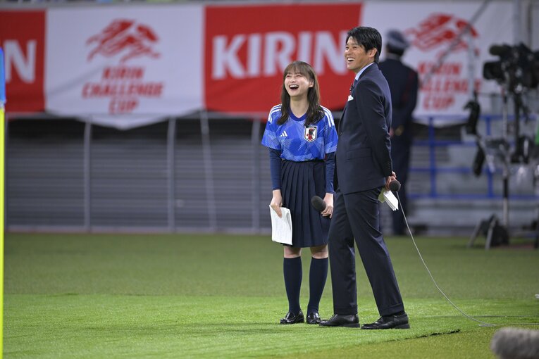 元日本代表・内田篤人、影山優佳（日向坂46）　©︎Kazuo Fukuchi/JMPA