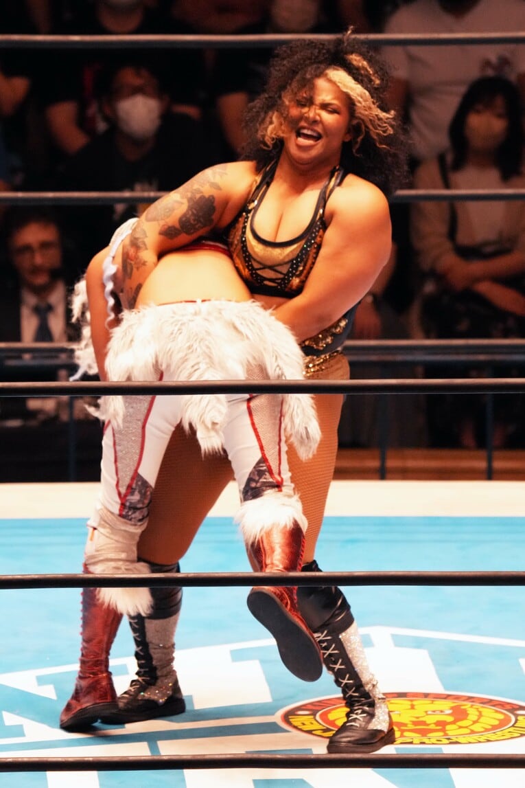 ジュリアを担ぎ上げようとするナイチンゲール　©Essei Hara