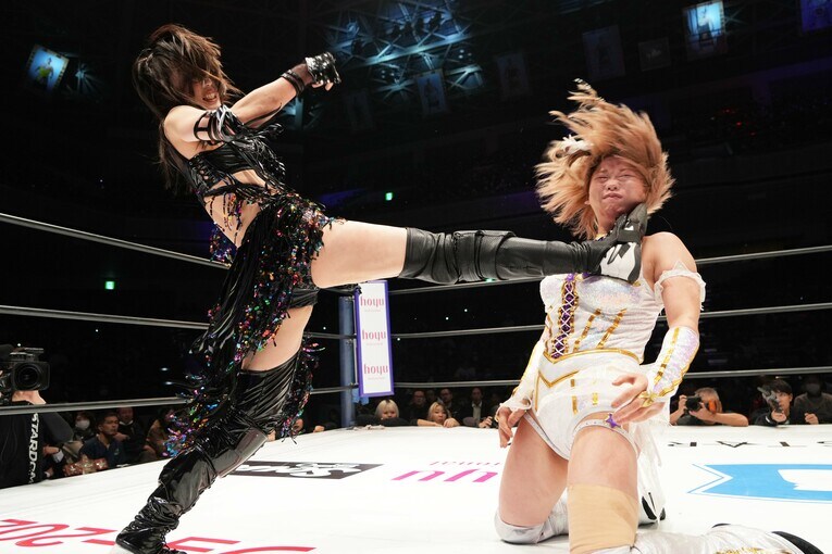 中野たむを蹴り飛ばす上谷沙弥　©Essei Hara