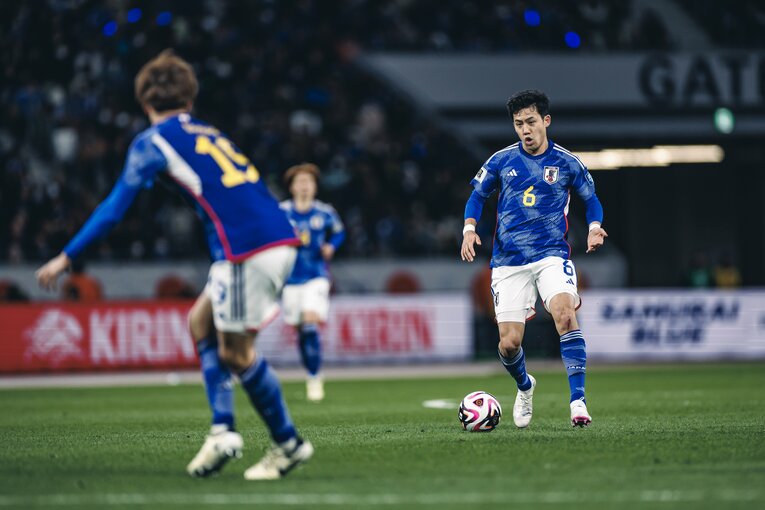 ドリブルで持ち上がる遠藤航　©Kiichi Matsumoto/JMPA