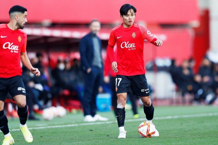 久保建英“オレが蹴る”FK弾→手荒い祝福に「い、痛いんですけど」 カメラマンが至近距離でとらえた一撃と、ファンから“感謝の大拍手”(22)