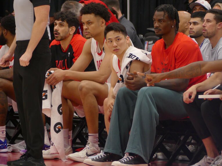 ベンチから戦況を見守る河村　©︎Yoko Miyaji