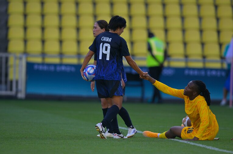 ナイジェリア選手に手を貸す千葉玲海菜　©Koki Nagahama/JMPA