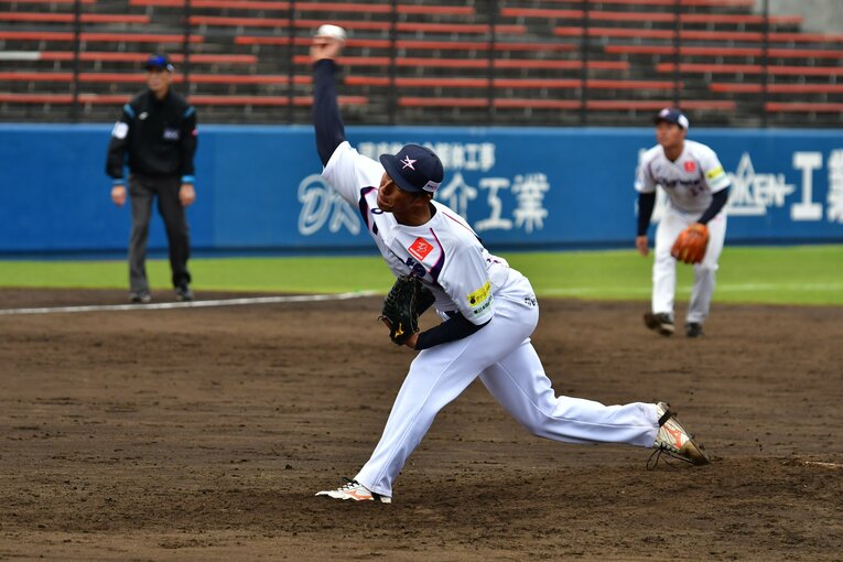 193cm右腕・松田の投球フォーム　©茨城アストロプラネッツ