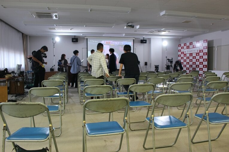 手作り感のある会見場