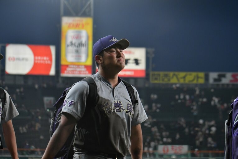 夏の甲子園で仙台育英に敗れ、球場をあとにする佐々木。日本を離れプレーする決断をした　©Hideki Sugiyama