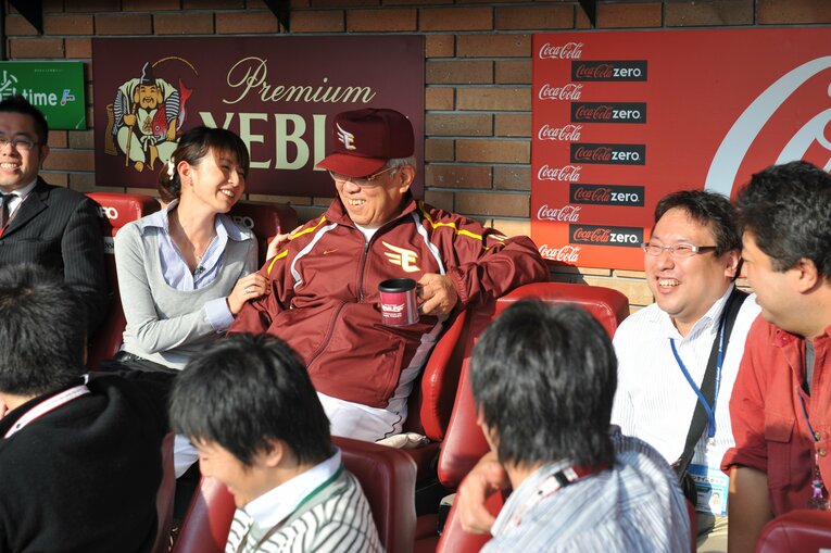 テレビ局で連日のように取り上げられた楽天・野村監督の言動。平井理央アナウンサー（当時フジテレビ）も取材　©Hideki Sugiyama