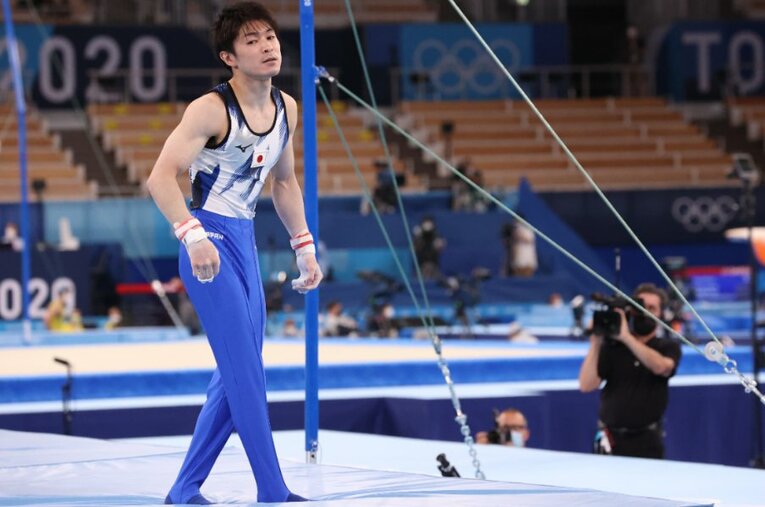 7月24日、一本に絞って臨んだ鉄棒の予選。しかし無情にもバーは手からするりと抜けていった ／ photograph by JMPA