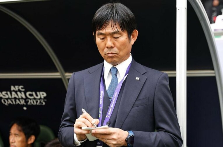 試合中にメモをとる森保一監督。その原点は高卒で入団したマツダ時代にあった ／ photograph by AFLO