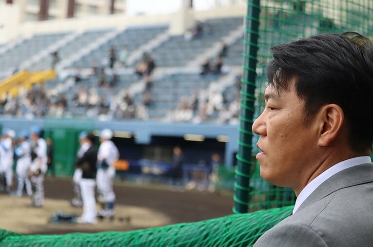 日本ハムキャンプを訪れた日本代表・井端弘和監督。前監督の栗山英樹氏とも話す場面も ／ photograph by Kou Hiroo