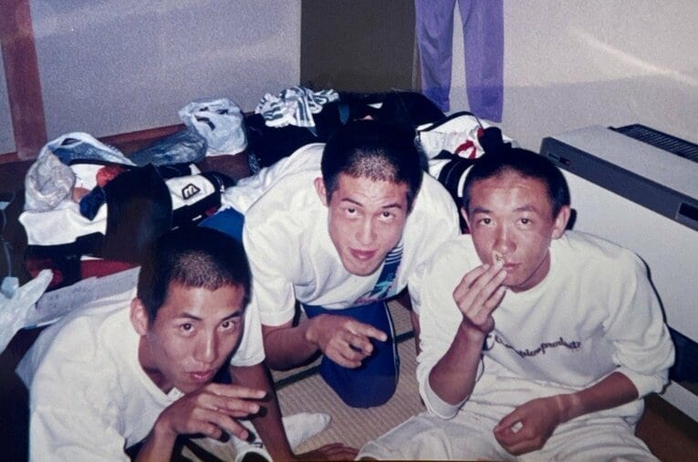 夏合宿での松崎（中）と小嶋（右）。左は現在、佐久長聖高駅伝部の監督を務める高見澤／松崎さん提供