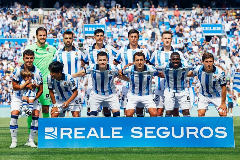 ズビメンディの抱っこする赤ちゃんに話しかける久保　©Daisuke Nakashima