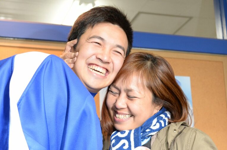 母のベリアさん（右）とDeNA山崎康晃。2015年3月、プロ初セーブのボールをプレゼント ／ photograph by SANKEI SHIMBUN