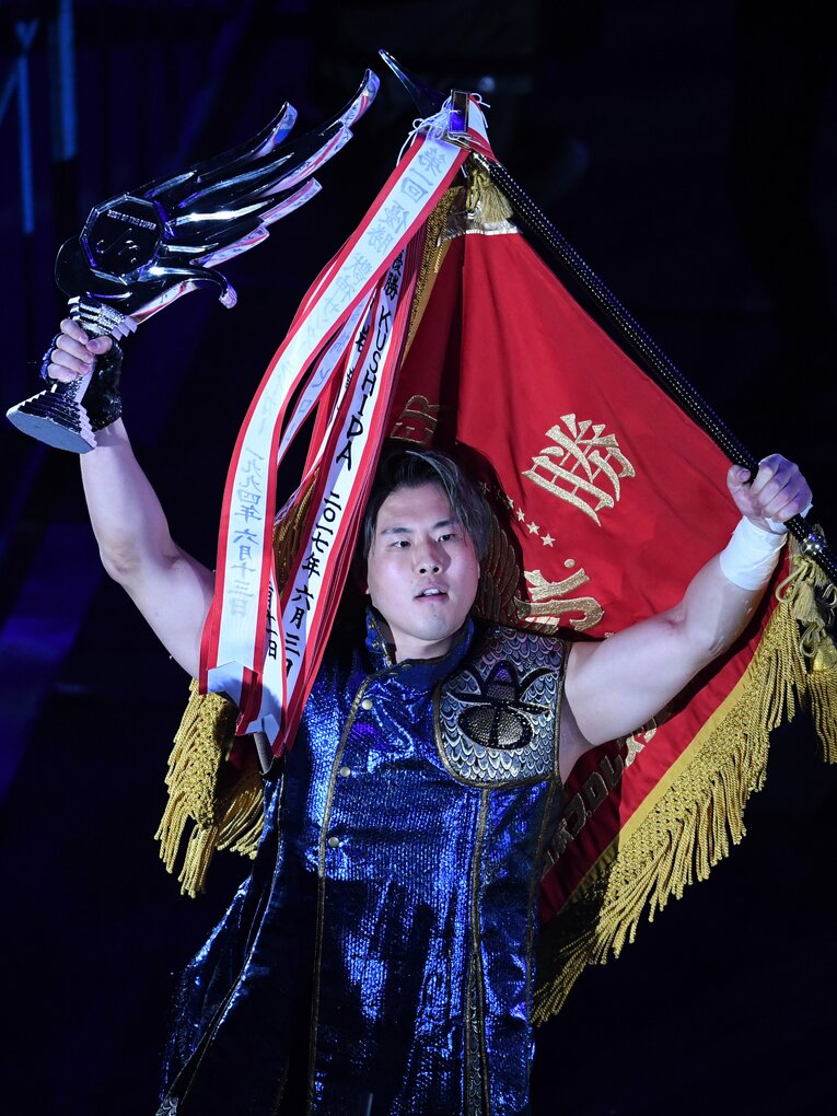 BOSJ優勝旗を手に入場したマスター・ワト（新日本）