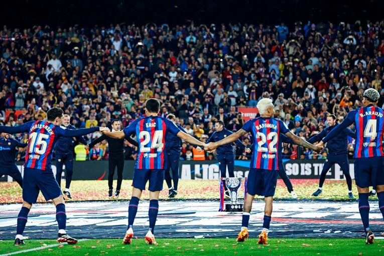 今季9点目！ 久保建英が凄まじい「バルサ撃破ドリブル、ブスケッツ退団・優勝セレモニーが同時に」カメラマンが見た“美しいカンプノウの夜”(51)