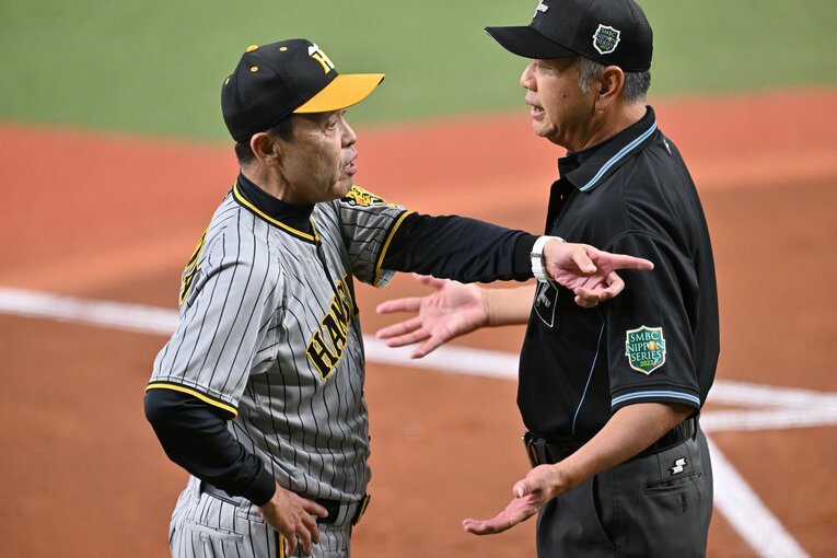 2023年日本シリーズの岡田彰布。ゲッツーがファウルと判定され抗議する　©HIdeki Sugiyama