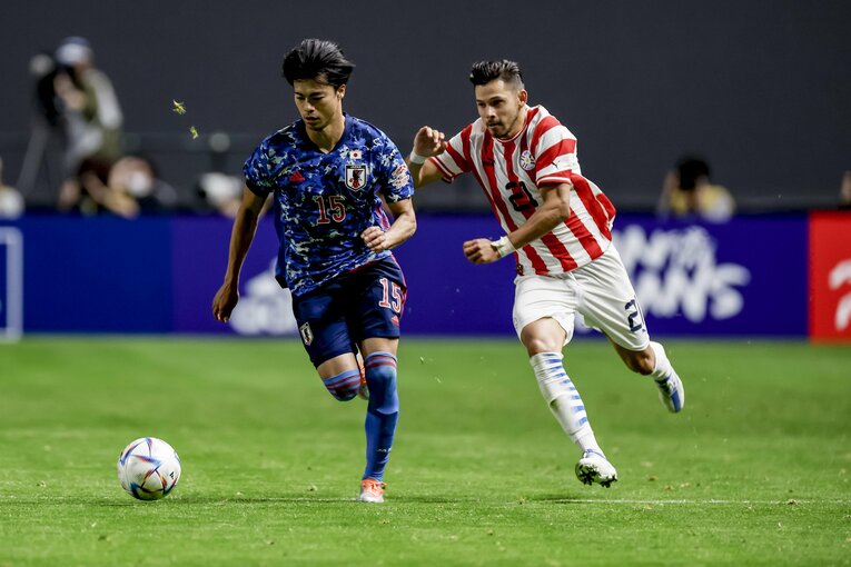 パラグアイ戦の三笘薫のドリブル　©Kiichi Matsumoto/JMPA
