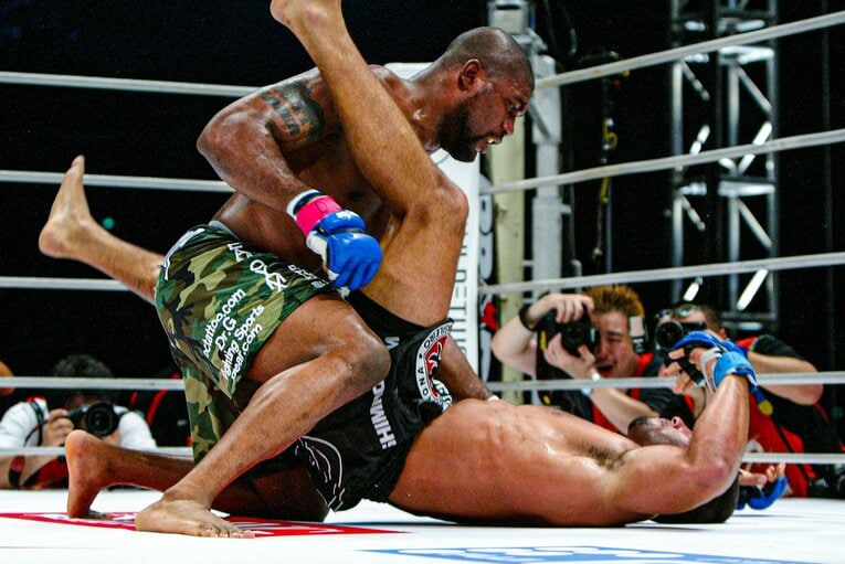 追撃を狙うジャクソン。アローナはすでに意識を失っていた（5枚目／全6枚）©Susumu Nagao