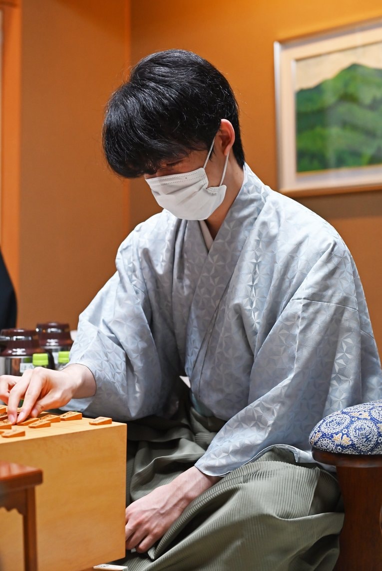 王位戦第3局の藤井三冠　©日本将棋連盟