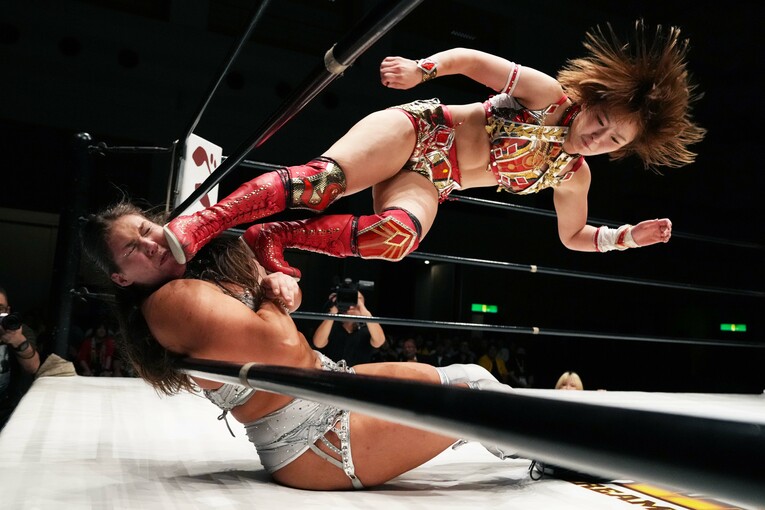 ボジラに低空ドロップキックを突き刺すSareee　©Essei Hara