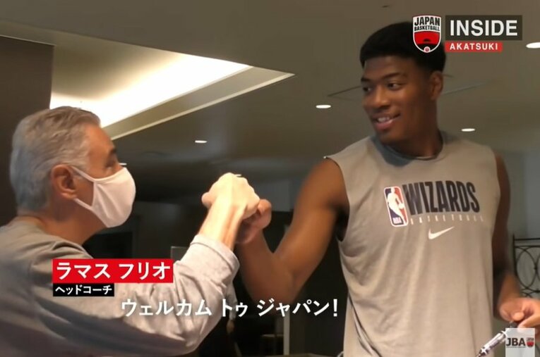 7月13日に八村塁と馬場雄太がチームに合流し、メンバー12名が揃い、ラマスHCも笑顔で2人を迎えた ／ photograph by JBA 公式YouTube”INSIDE AKATSUKI”